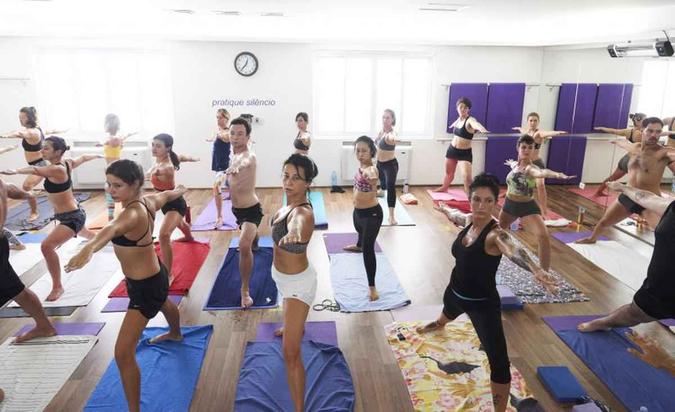 A aula de Hot Yoga é feita numa sala aquecida Marcelo Saraiva Chaves/Divulgação A aula de Hot Yoga é feita numa sala aquecida Marcelo Saraiva Chaves/Divulgação