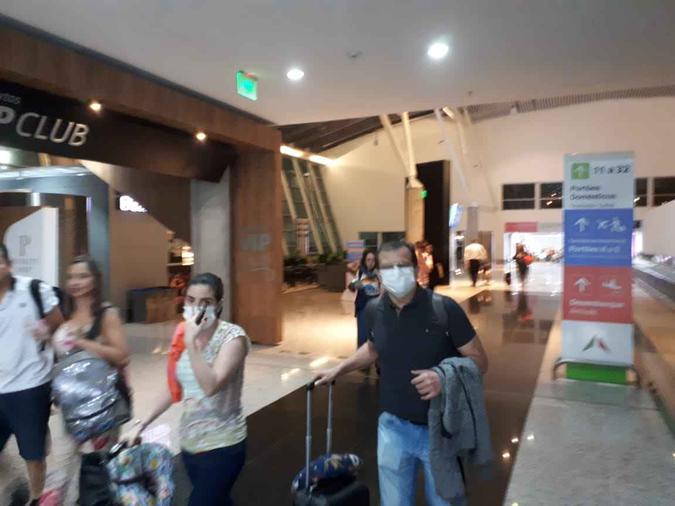 Passageiros desembarcam em Brasília utilizando máscaras de proteção após anúncio de quatro possíveis casos do coronavírus no DF(foto: Imagens cedidas ao Correio) Passageiros desembarcam em Brasília utilizando máscaras de proteção após anúncio de quatro possíveis casos do coronavírus no DF(foto: Imagens cedidas ao Correio)
