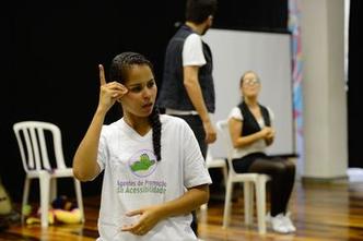 Tradução em Libras durante encenação no Rio de Janeiro(foto: Fernando Frazão/Arquivo Agência Brasil) Tradução em Libras durante encenação no Rio de Janeiro(foto: Fernando Frazão/Arquivo Agência Brasil)