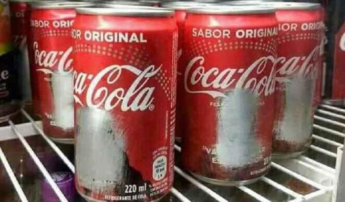 Comerciante causa polêmica ao raspar imagem de artistas das coca-colas(foto: Facebook/Reprodução) Comerciante causa polêmica ao raspar imagem de artistas das coca-colas(foto: Facebook/Reprodução)