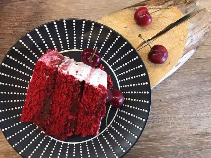 O Bolo Red Velvet sem glúten e leite animal, da Quitutices, é aposta cera para o Natal de quem tem alergias ou restrições.(foto: Pedro Santos/Divulgação ) O Bolo Red Velvet sem glúten e leite animal, da Quitutices, é aposta cera para o Natal de quem tem alergias ou restrições.(foto: Pedro Santos/Divulgação )