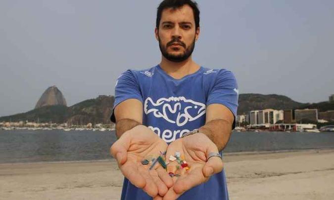 O biólogo Jonas Leite, doutor em oceanografia, presidente do Instituto Meros do Brasil, mostra microplástico vindo do mar e coletados na areia da praia de Botafogo(foto: Fernando Frazão/Agência Brasil) O biólogo Jonas Leite, doutor em oceanografia, presidente do Instituto Meros do Brasil, mostra microplástico vindo do mar e coletados na areia da praia de Botafogo(foto: Fernando Frazão/Agência Brasil)