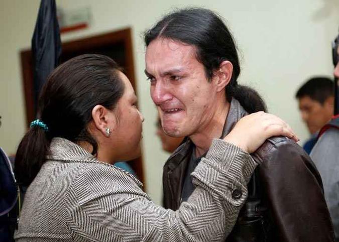 Parentes e amigos do jornalista sequestrado Javier Ortega, do fotógrafo Paul Rivas e seu motorista Efrain Segarra, reagem durante uma coletiva de imprensa em Quito, em 12 de abril (foto: AFP / Cristina Vega Rhor ) Parentes e amigos do jornalista sequestrado Javier Ortega, do fotógrafo Paul Rivas e seu motorista Efrain Segarra, reagem durante uma coletiva de imprensa em Quito, em 12 de abril (foto: AFP / Cristina Vega Rhor )