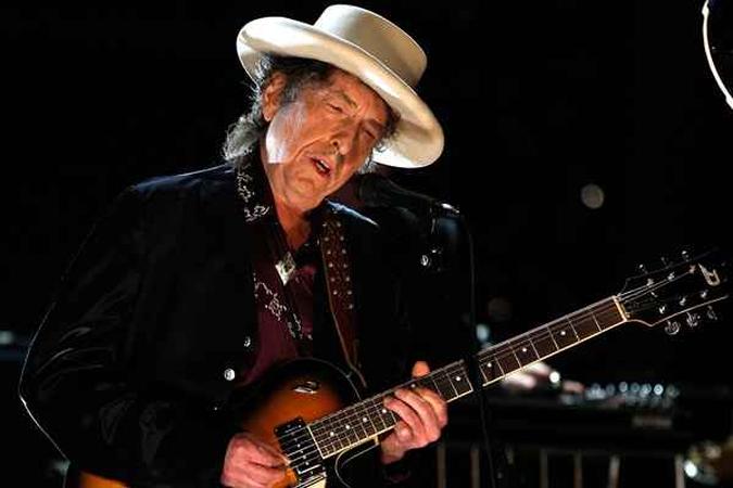 Com seu folk-rock de letras inspiradas, os óculos escuros e a voz rouca, o cantor e compositor é uma lenda viva da música popular americana do século XX.(foto: KEVIN WINTER) Com seu folk-rock de letras inspiradas, os óculos escuros e a voz rouca, o cantor e compositor é uma lenda viva da música popular americana do século XX.(foto: KEVIN WINTER)