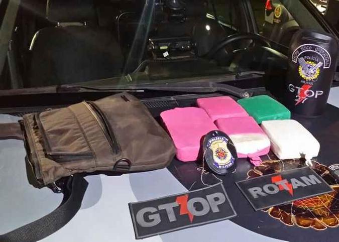 Polícia apreendeu 6kg de cocaína em ônibus interestadual(foto: Divulgação PMDF) Polícia apreendeu 6kg de cocaína em ônibus interestadual(foto: Divulgação PMDF)