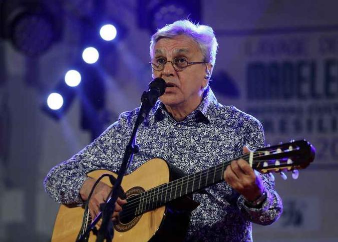 Caetano Veloso, ao lado de Djavan, compôs 'Linha do Equador'(foto: AFP / FRANCOIS GUILLOT) Caetano Veloso, ao lado de Djavan, compôs 'Linha do Equador'(foto: AFP / FRANCOIS GUILLOT)