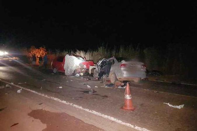 Acidente na BR-080 deixou cinco mortos no domingo(foto: Polícia Rodoviária Federal/Divulgação) Acidente na BR-080 deixou cinco mortos no domingo(foto: Polícia Rodoviária Federal/Divulgação)