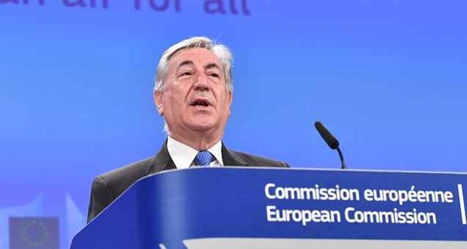 Karmenu Vella, comissário da UE para o Meio Ambiente, Assuntos Marítimos e Pesca, durante conferência onde foi anunciado a decisão de processar os países europeus(foto: Emmanuel Dunand / AFP) Karmenu Vella, comissário da UE para o Meio Ambiente, Assuntos Marítimos e Pesca, durante conferência onde foi anunciado a decisão de processar os países europeus(foto: Emmanuel Dunand / AFP)