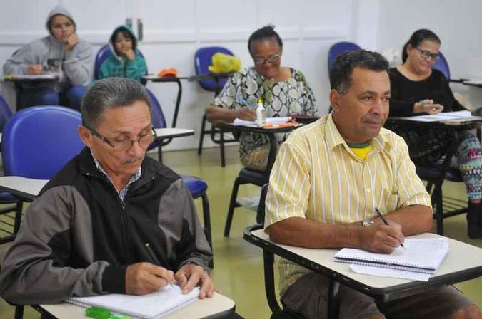 O aposentado Cícero Almeida da Silva (camisa amarela) descobriu o projeto quando trabalhava na universidade e agora quer continuar os estudos (foto: Minervino Junior/CB/D.A Press ) O aposentado Cícero Almeida da Silva (camisa amarela) descobriu o projeto quando trabalhava na universidade e agora quer continuar os estudos (foto: Minervino Junior/CB/D.A Press )