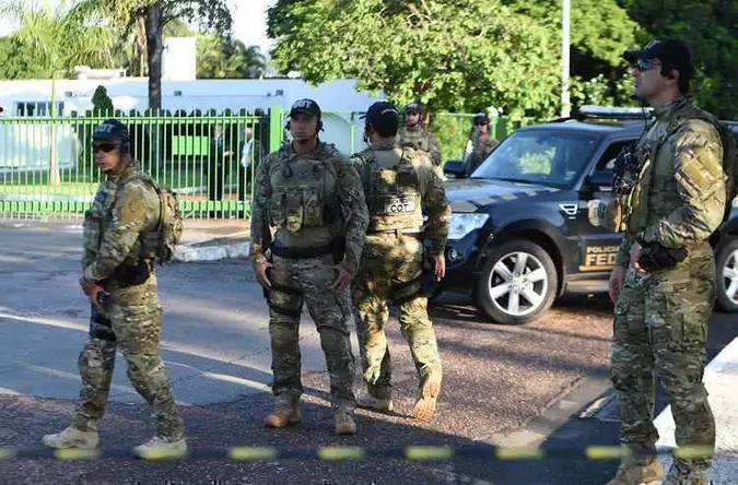 Policiais cercaram arredores da residência do parlamentar na Península dos Ministros, em Brasília(foto: Ed Alves/CB/DA Press) Policiais cercaram arredores da residência do parlamentar na Península dos Ministros, em Brasília(foto: Ed Alves/CB/DA Press)