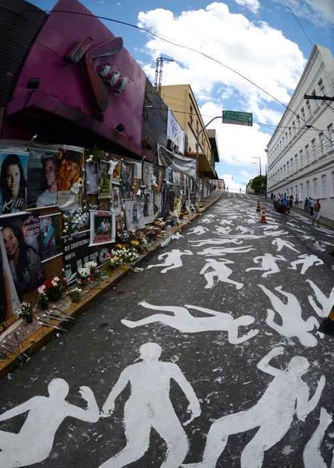 Desenho de corpos no chão: uma homenagem da população aos mortos (foto: Edu Andrade/Agência O Globo ) Desenho de corpos no chão: uma homenagem da população aos mortos (foto: Edu Andrade/Agência O Globo )