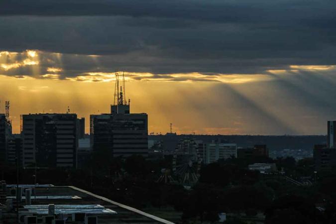 Antes do sol nascer, a temperatura mínima foi de 15ºC, mas logo o calor tomou conta do DF(foto: Arthur Menescal/Esp.CB/DA.Press ) Antes do sol nascer, a temperatura mínima foi de 15ºC, mas logo o calor tomou conta do DF(foto: Arthur Menescal/Esp.CB/DA.Press )