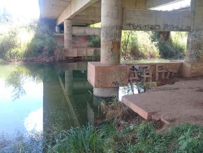 Testemunhas afirmam que o homem deu um mergulho e não conseguiu voltar para a superfície (foto: CBMDF/Divulgação) Testemunhas afirmam que o homem deu um mergulho e não conseguiu voltar para a superfície (foto: CBMDF/Divulgação)