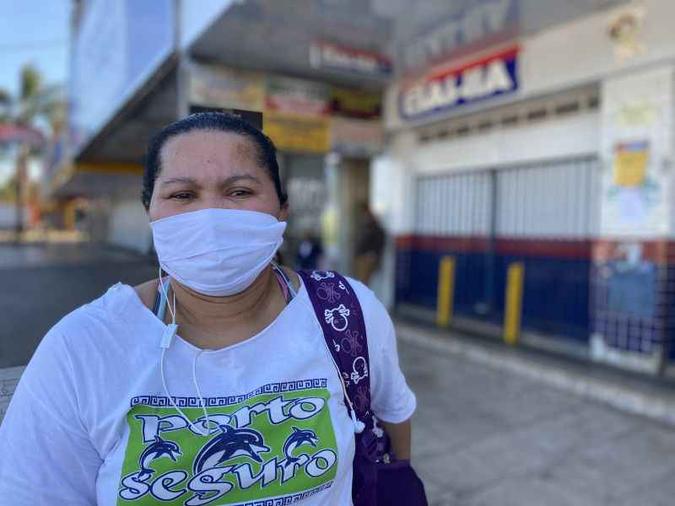 Moradora de Ceilândia, para Janaína as medidas devem ser em todo o DF(foto: Tainá Seixas/Esp. CB/D.A Press) Moradora de Ceilândia, para Janaína as medidas devem ser em todo o DF(foto: Tainá Seixas/Esp. CB/D.A Press)