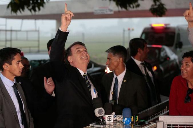Bolsonaro conversa com militantes na porta do Alvorada, no sábado: presidente discute amanhã com a cúpula governista o novo partido(foto: Antonio Cruz/Agência Brasil ) Bolsonaro conversa com militantes na porta do Alvorada, no sábado: presidente discute amanhã com a cúpula governista o novo partido(foto: Antonio Cruz/Agência Brasil )