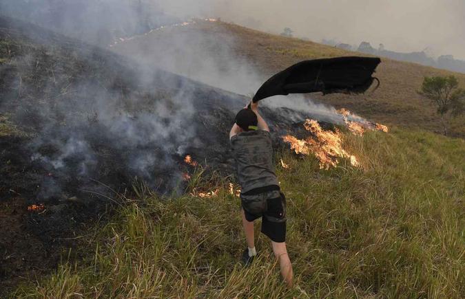 Os bombeiros podem apenas retirar os moradores, proteger as casas e esperar por condições meteorológicas melhores(foto: William West / AFP) Os bombeiros podem apenas retirar os moradores, proteger as casas e esperar por condições meteorológicas melhores(foto: William West / AFP)