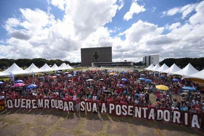 Cerca de 3 mil professores fizeram um protesto em frente ao Palácio do Buriti: resistência à proposta de reforma previdenciária(foto: Ed Alves/CB/D.A Press) Cerca de 3 mil professores fizeram um protesto em frente ao Palácio do Buriti: resistência à proposta de reforma previdenciária(foto: Ed Alves/CB/D.A Press)