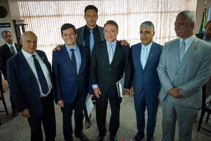 Parlamentares entregaram as 33 assinaturas ao ministro da Justiça e Segurança Pública, Sérgio Moro, no início da tarde desta quinta(foto: Divulgação/Assessoria do senador Major Olímpio.) Parlamentares entregaram as 33 assinaturas ao ministro da Justiça e Segurança Pública, Sérgio Moro, no início da tarde desta quinta(foto: Divulgação/Assessoria do senador Major Olímpio.)
