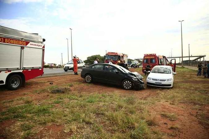 O acidente em Ceilândia deixou duas pessoas feridas, após uma colisão(foto: Divulgação/Corpo de Bombeiros) O acidente em Ceilândia deixou duas pessoas feridas, após uma colisão(foto: Divulgação/Corpo de Bombeiros)