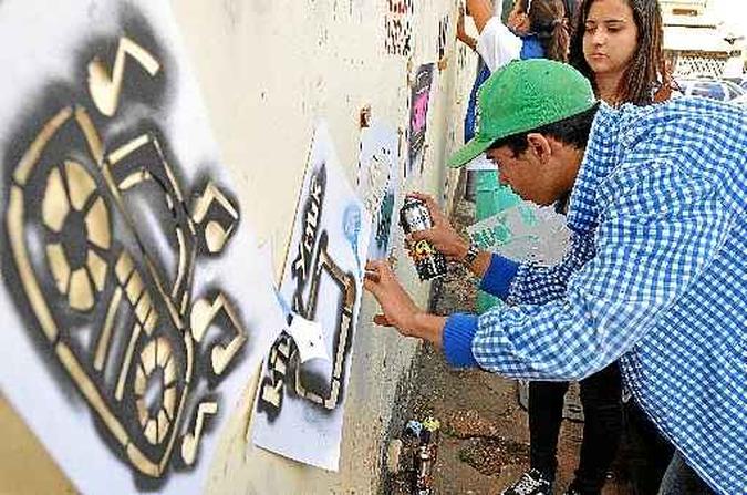 Estudantes de Taguatinga preparam as placas que serão espalhadas pela cidade: atitudes por uma convivência melhor Estudantes de Taguatinga preparam as placas que serão espalhadas pela cidade: atitudes por uma convivência melhor