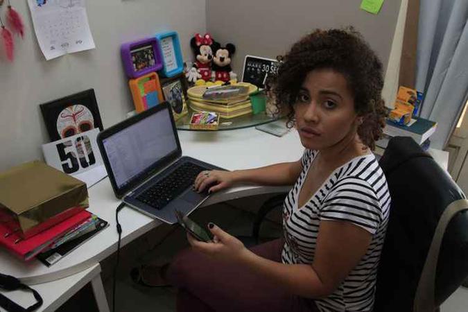 Raphaele Caixeta perdeu mais de 2 mil fotos quando o computador queimou: Raphaele Caixeta perdeu mais de 2 mil fotos quando o computador queimou: