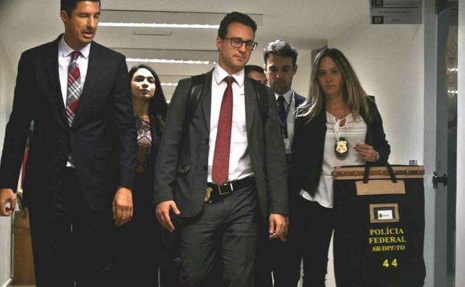 PF saindo do gabinete do senador Fernando Bezerra(foto: Ed Alves/CB/D.A Press) PF saindo do gabinete do senador Fernando Bezerra(foto: Ed Alves/CB/D.A Press)