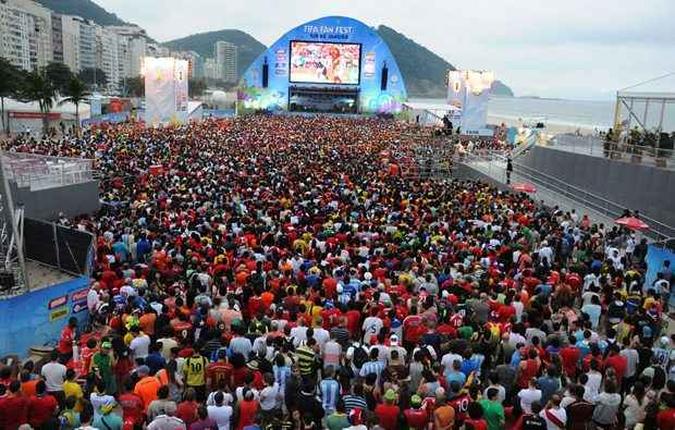 Turistas chegam diariamente no Rio de Janeiro para acompanhar os jogos do Mundial(foto: Tasso Marcelo/AFP Photo) Turistas chegam diariamente no Rio de Janeiro para acompanhar os jogos do Mundial(foto: Tasso Marcelo/AFP Photo)