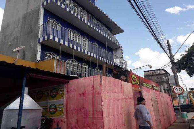 Em Taguatinga Sul, a varanda do terceiro andar de um edifício ruiu no sábado, deixando uma mulher ferida(foto: Thiago Cotrim/CB/D.A Press) Em Taguatinga Sul, a varanda do terceiro andar de um edifício ruiu no sábado, deixando uma mulher ferida(foto: Thiago Cotrim/CB/D.A Press)