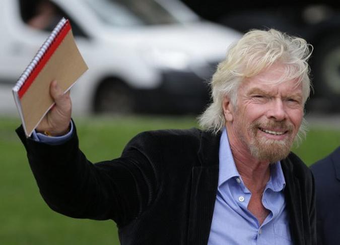 Nesta foto de arquivo tirada em 28 de junho de 2016, o empresário britânico Richard Branson acena enquanto caminha pelas Casas do Parlamento no centro de Londres. (foto: Daniel LEAL-OLIVAS / AFP) Nesta foto de arquivo tirada em 28 de junho de 2016, o empresário britânico Richard Branson acena enquanto caminha pelas Casas do Parlamento no centro de Londres. (foto: Daniel LEAL-OLIVAS / AFP)