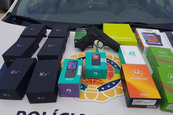Bandido usava arma falsa para intimidar os funcionários(foto: Divulgação / PMDF) Bandido usava arma falsa para intimidar os funcionários(foto: Divulgação / PMDF)