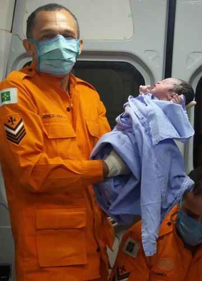 Três militares auxiliaram o nascimento da menina Lorena a caminho do hospital(foto: CBMDF) Três militares auxiliaram o nascimento da menina Lorena a caminho do hospital(foto: CBMDF)