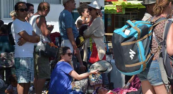 De acordo com o balanço mais recente, 358 turistas, indonésios e estrangeiros, já deixaram a região mencionada(foto: Adek Berry/AFP ) De acordo com o balanço mais recente, 358 turistas, indonésios e estrangeiros, já deixaram a região mencionada(foto: Adek Berry/AFP )