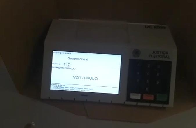 No entanto, no momento em que ele tenta votar em Bolsonaro, a urna está solicitando o voto para governador(foto: Reprodução/Twitter) No entanto, no momento em que ele tenta votar em Bolsonaro, a urna está solicitando o voto para governador(foto: Reprodução/Twitter)