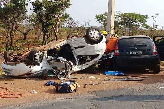 A colisão terminou com três pessoas feridas e uma morta(foto: CBMDF/Divulgação) A colisão terminou com três pessoas feridas e uma morta(foto: CBMDF/Divulgação)