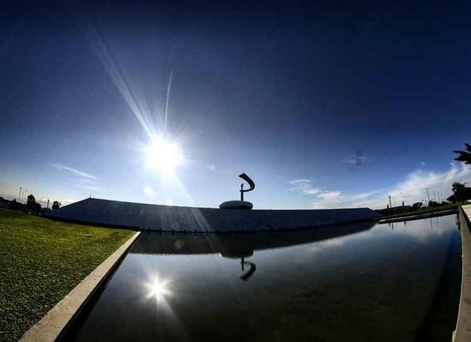 A manhã terá céu limpo, mas pela tarde, o sol ficará encoberto entre nuvens (foto: Ed Alves/CB/D.A Press) A manhã terá céu limpo, mas pela tarde, o sol ficará encoberto entre nuvens (foto: Ed Alves/CB/D.A Press)
