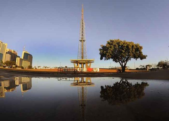 Torre de TV testemunha amanhecer de céu azul em Brasília.(foto: Ed Alves/CB/DA Press) Torre de TV testemunha amanhecer de céu azul em Brasília.(foto: Ed Alves/CB/DA Press)