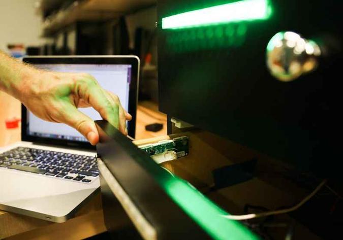 O gaveteiro orienta o usuário sobre o próximo passo por meio de um sistema de iluminação(foto: Sapna Parikh/New York University/Divulgação) O gaveteiro orienta o usuário sobre o próximo passo por meio de um sistema de iluminação(foto: Sapna Parikh/New York University/Divulgação)