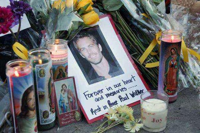O ator recebeu diversas homenagens no local do acidente, em Los Angeles(foto: David Buchan/Getty Images/AFP) O ator recebeu diversas homenagens no local do acidente, em Los Angeles(foto: David Buchan/Getty Images/AFP)
