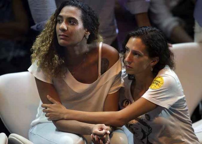 A viúva da falecida ativista Marielle Franco, Monica Tereza Benicio, à direita, e Anielle Silva, à esquerda, irmã de Marielle (foto: AFP PHOTO / Mauro Pimentel ) A viúva da falecida ativista Marielle Franco, Monica Tereza Benicio, à direita, e Anielle Silva, à esquerda, irmã de Marielle (foto: AFP PHOTO / Mauro Pimentel )