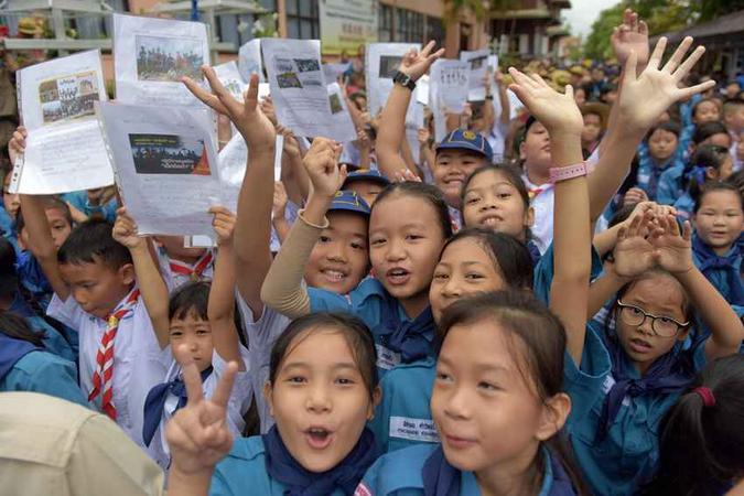 Crianças tailandesas comemoram resgate de jovens e treinador(foto: Tang Chhin Sothy/AFP) Crianças tailandesas comemoram resgate de jovens e treinador(foto: Tang Chhin Sothy/AFP)