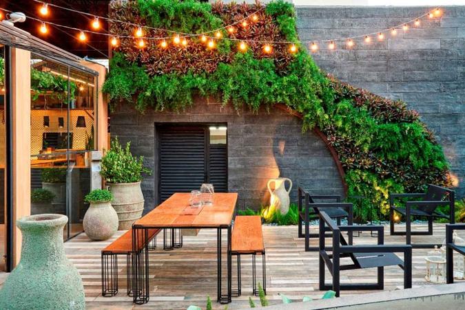 O mobiliário externo é de Danilop Vale (mesa e bancos) e Rafaela Gravia (poltronas e mesas de apoio, à direta). O jardim vertical é obra de Flávia Caravalho, da Encanto Verde Paisagismo. (foto: Jomar Bragança ) O mobiliário externo é de Danilop Vale (mesa e bancos) e Rafaela Gravia (poltronas e mesas de apoio, à direta). O jardim vertical é obra de Flávia Caravalho, da Encanto Verde Paisagismo. (foto: Jomar Bragança )