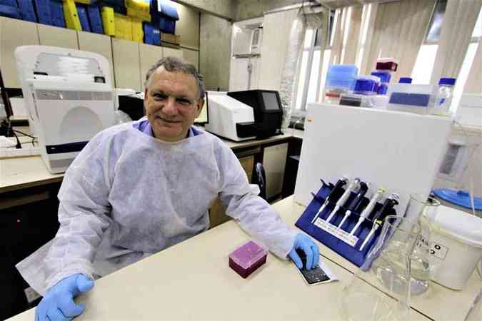 Diaz, em seu laboratório; ele e sua equipe deverão aguardar o resultado das biópsias dos pacientes vacinados para iniciar a segunda etapa da pesquisa, que consistirá em suspender os medicamentos e observar como reage o organismo daqueles voluntários(foto: Divulgação/Unifesp)