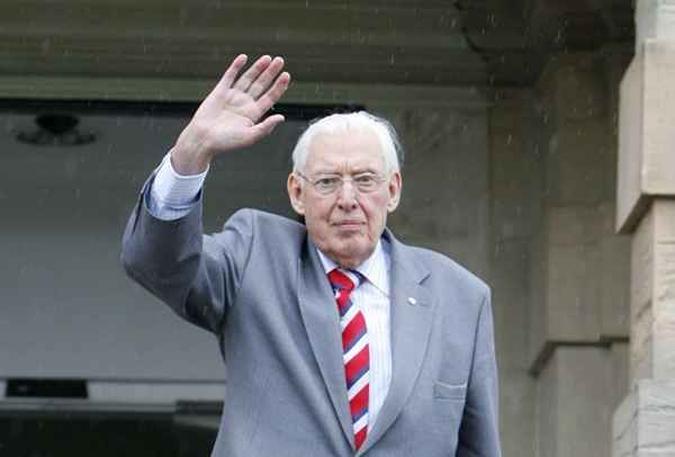 Paisley renunciou em 2008 à maioria de seus cargos políticos e entregou o comando a Peter Robinson(foto: Peter Muhly/AFP) Paisley renunciou em 2008 à maioria de seus cargos políticos e entregou o comando a Peter Robinson(foto: Peter Muhly/AFP)