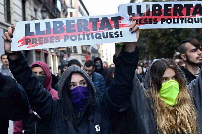 Há dois anos a Catalunha tenta se tornar independente da Espanha.(foto: OSCAR DEL POZO/AFP) Há dois anos a Catalunha tenta se tornar independente da Espanha.(foto: OSCAR DEL POZO/AFP)