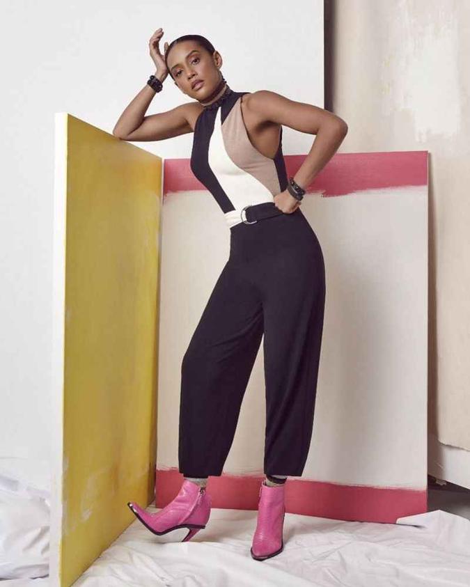Em foto para a coleção Mulheres, da Animale, a atriz Taís Araujo apostou na tendência das botas coloridas com esse modelo pink, que virou o ponto de atenção e cor do look(foto: Instagram/Reprodução) Em foto para a coleção Mulheres, da Animale, a atriz Taís Araujo apostou na tendência das botas coloridas com esse modelo pink, que virou o ponto de atenção e cor do look(foto: Instagram/Reprodução)
