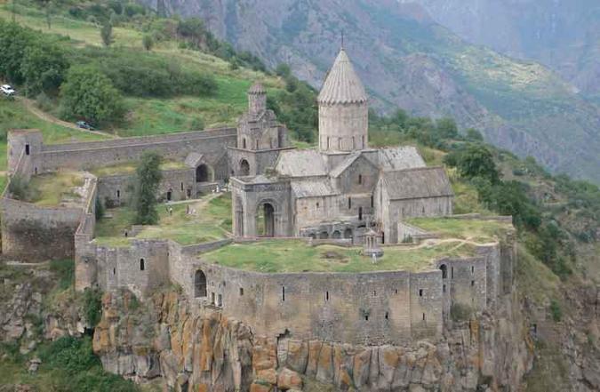 Turistas aproveitam Monastério de Tatev(foto: Karen Minasyan/AFP) Turistas aproveitam Monastério de Tatev(foto: Karen Minasyan/AFP)