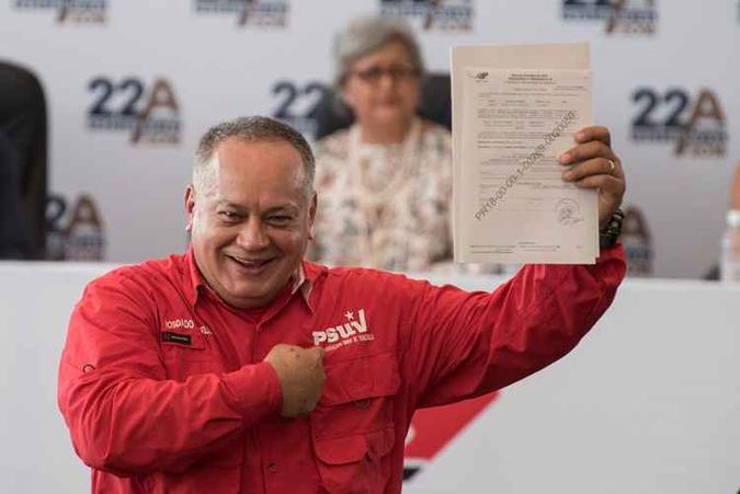 Diosdado Cabello informou que o governo venezuelano avalia revogar o mandato de deputados da maioria opositora(foto: Carlos Becerra/AFP) Diosdado Cabello informou que o governo venezuelano avalia revogar o mandato de deputados da maioria opositora(foto: Carlos Becerra/AFP)