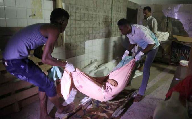 Corpo de um iemenita morta durante combates entre forças pró-governo e rebeldes huti (foto: AFP / ABDO HYDER ) Corpo de um iemenita morta durante combates entre forças pró-governo e rebeldes huti (foto: AFP / ABDO HYDER )