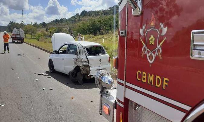 A colisão entre um carro de passeio e um caminhão transportador de combustível ocorreu no início da tarde desta quarta-feira (3/6)(foto: Divulgação/CBMDF) A colisão entre um carro de passeio e um caminhão transportador de combustível ocorreu no início da tarde desta quarta-feira (3/6)(foto: Divulgação/CBMDF)