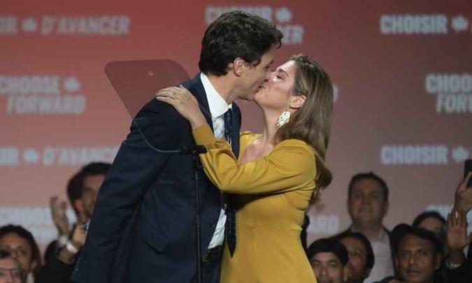 Justin Trudeau comemora a vitória ao lado da esposa, Sophie Grégoire Trudeau(foto: SEBASTIEN ST-JEAN / AFP) Justin Trudeau comemora a vitória ao lado da esposa, Sophie Grégoire Trudeau(foto: SEBASTIEN ST-JEAN / AFP)